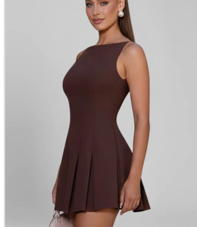 Damska Sukienka Mini Plisowana Bez Rękawów Dekolt Łódka Elegancka