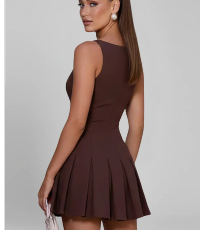 Damska Sukienka Mini Plisowana Bez Rękawów Dekolt Łódka Elegancka