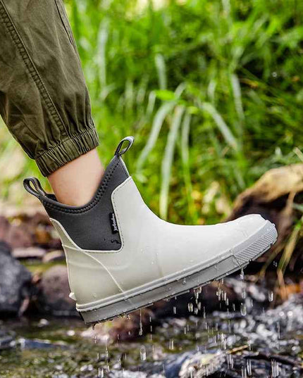 Elin regenlaars in gebruik bij het water, zijaanzicht