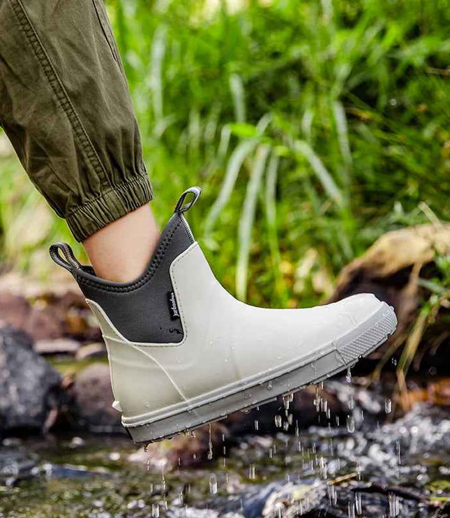 Elin regenlaars in gebruik bij het water, zijaanzicht