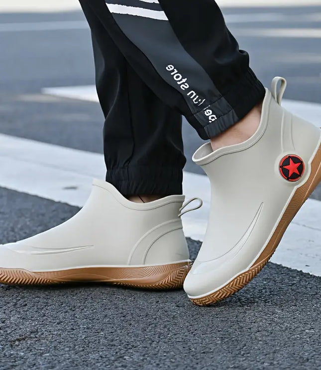 Ruben lichtgekleurde waterdichte slip-on regenlaarzen, zijaanzicht gedragen