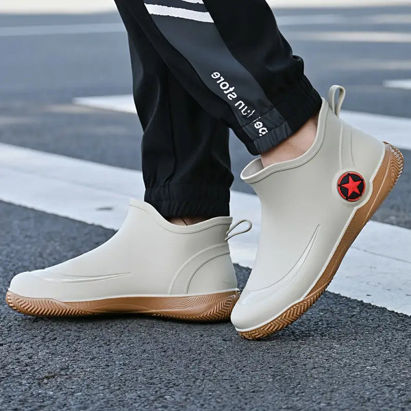 Ruben lichtgekleurde waterdichte slip-on regenlaarzen, zijaanzicht gedragen